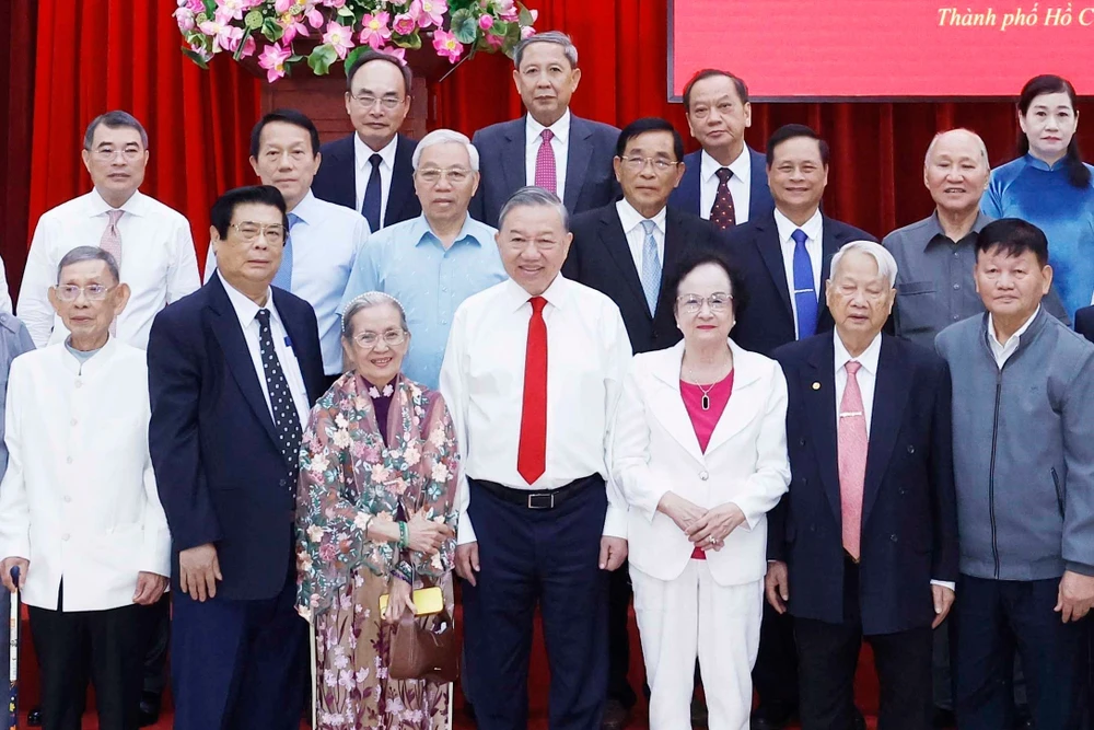Tổng Bí thư Tô Lâm gặp mặt các đồng chí nguyên Uỷ viên Trung ương Đảng khu vực phía Nam nhân dịp đón Xuân Bính Ngọ 2026. Ảnh: Thống Nhất – TTXVN