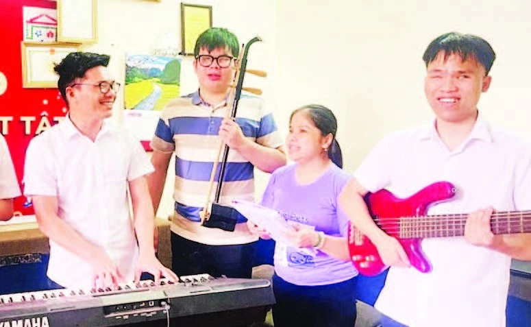 Nguyễn Thảo Xuân (thứ hai từ phải sang) tập hát cùng các bạn