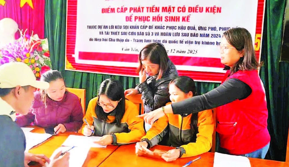 Hội Chữ thập đỏ tỉnh cấp phát tiền mặt hỗ trợ nhân dân xã Cần Yên.