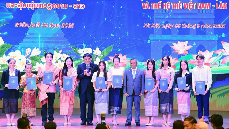 Các đồng chí Nguyễn Đắc Vinh, Boviengkham Vongdala (thứ 5 và 8 từ trái sang) trao học bổng tặng sinh viên, thanh niên Lào tiêu biểu đang học tập tại Việt Nam.
