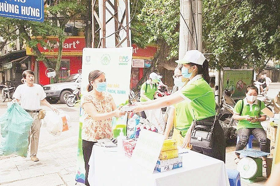 Công ty TNHH MTV Môi trường đô thị Hà Nội thí điểm đổi rác thải nhựa lấy quà, nhằm tạo thói quen phân loại rác trong nhân dân. Ảnh: Hoàng Hiệp