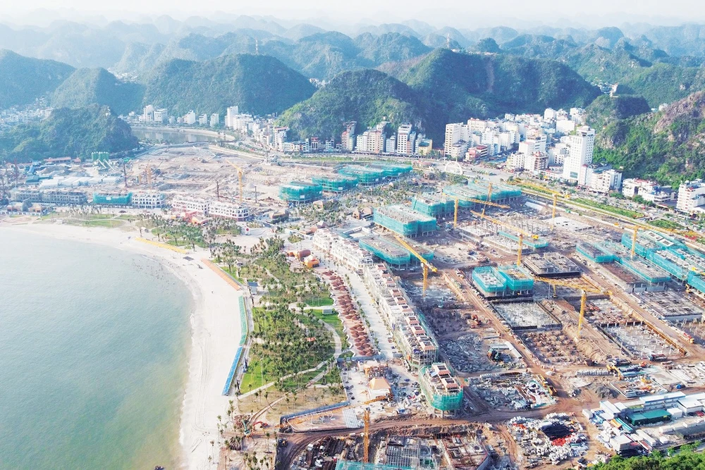 Trung tâm du lịch cao cấp đang dần thành hình tại đặc khu Cát Bà (Hải Phòng). Ảnh: Lê Minh 