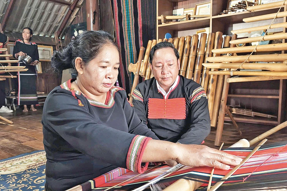 Giới thiệu kỹ thuật dệt thổ cẩm thủ công truyền thống tại buổi livestream.