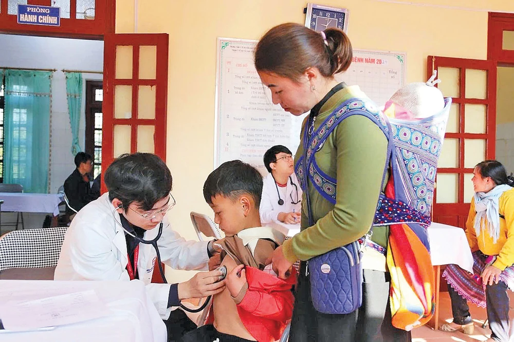 Chăm sóc sức khỏe cho trẻ em từ tuyến cơ sở tại Lào Cai. Ảnh: Báo Sức khỏe & Đời sống