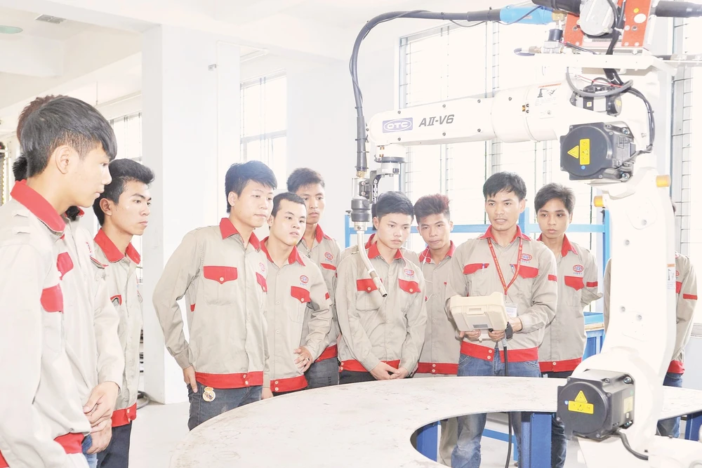 Đào tạo nghề hàn bằng robot tại Trường cao đẳng Công nghệ cao Hà Nội. Ảnh: Hải Nam