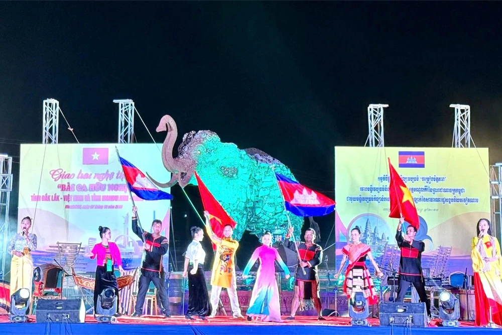Một tiết mục ca ngợi về tình đoàn kết, hữu nghị truyền thống tốt đẹp giữa Việt Nam và Campuchia.