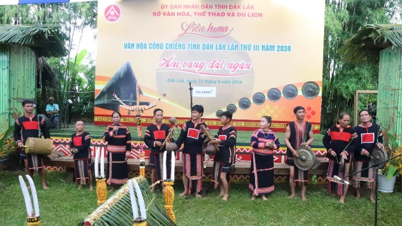 Các nghệ nhân, diễn viên dân gian biểu diễn tại Liên hoan Văn hóa cồng chiêng tỉnh Đắk Lắk lần thứ III năm 2024.