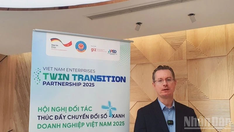 Ông Dennis Quennet, Giám đốc Phát triển kinh tế bền vững, Tổ chức Hợp tác quốc tế Cộng hòa Liên bang Đức (GIZ) chia sẻ về chuyển đổi kép. (Ảnh: HNV)