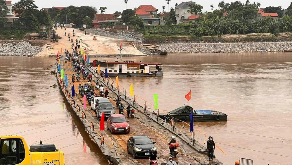 Do lưu lượng dòng chảy lớn, bắt đầu từ 6 giờ sáng 23/6. cầu phao Phong Châu phải tạm cắt để bảo đảm an toàn.