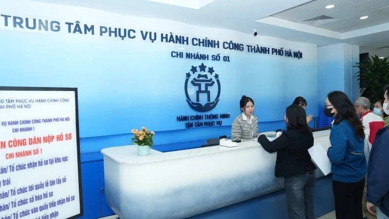 Người dân thực hiện thủ tục hành chính tại Trung tâm Phục vụ hành chính công thành phố Hà Nội.