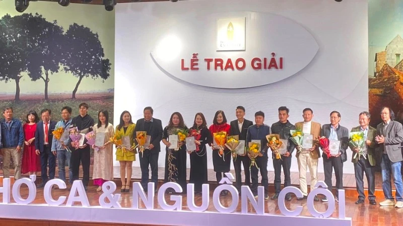 Ban tổ chức trao giải cho các tác giả trong cuộc thi “Thơ ca và nguồn cội”. (Ảnh Diên Khánh)