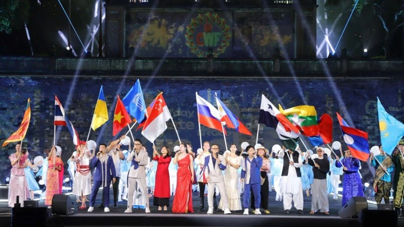 Lễ hội văn hóa thế giới do Bộ Văn hóa, Thể thao và Du lịch Việt Nam lần đầu tổ chức, tháng 10/2025, tại Hà Nội, thu hút đông đảo đại diện các nền văn hóa trên thế giới tham dự. (Nguồn CWF)