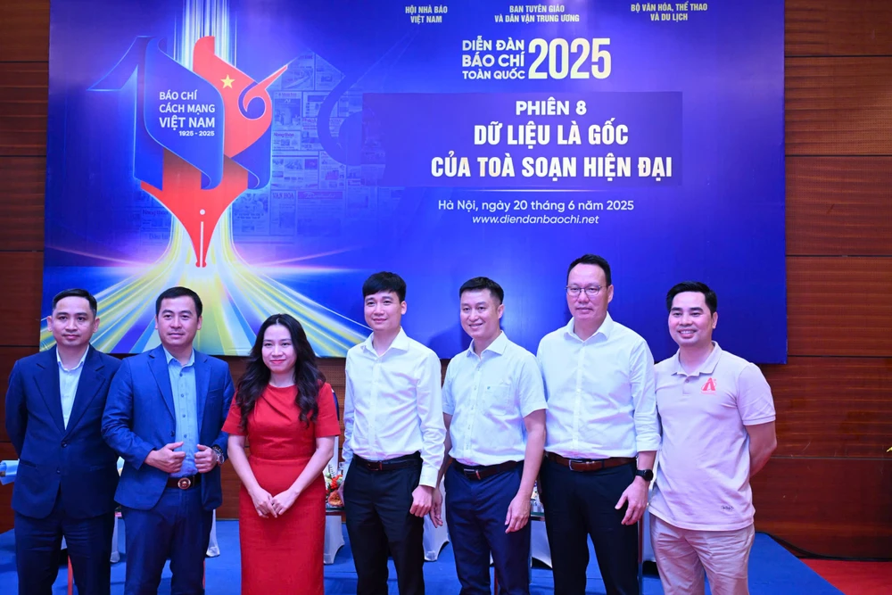 Các diễn giả và khách mời tại phiên thảo luận “Dữ liệu là gốc của tòa soạn hiện đại”. (Ảnh: THÀNH ĐẠT)