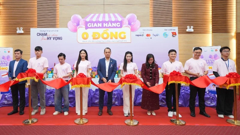 Các đại biểu cắt băng khai trương “Gian hàng 0 đồng”. 