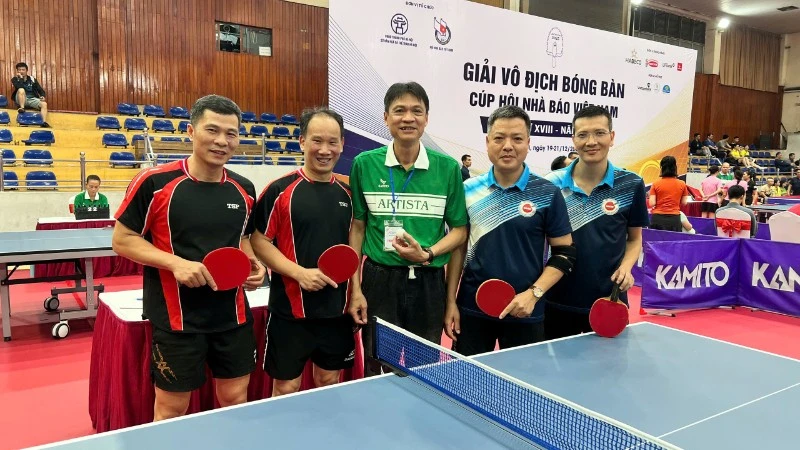 Đoàn vận động viên Báo Nhân Dân và Đoàn vận động viên của Báo Công an nhân dân, Báo Quân đội nhân dân giao lưu sau trận đấu tại vòng bảng.