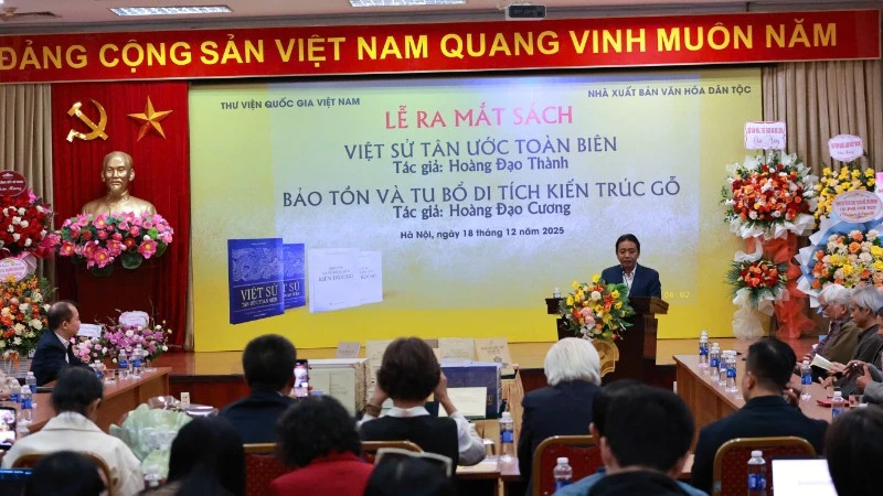 Dòng họ Hoàng Đạo đã trao tặng gần 40 đầu sách do các tác giả trong dòng họ nghiên cứu, biên soạn cho Thư viện Quốc gia Việt Nam, bổ sung nguồn tư liệu quý phục vụ công tác lưu giữ, nghiên cứu và lan tỏa tri thức.