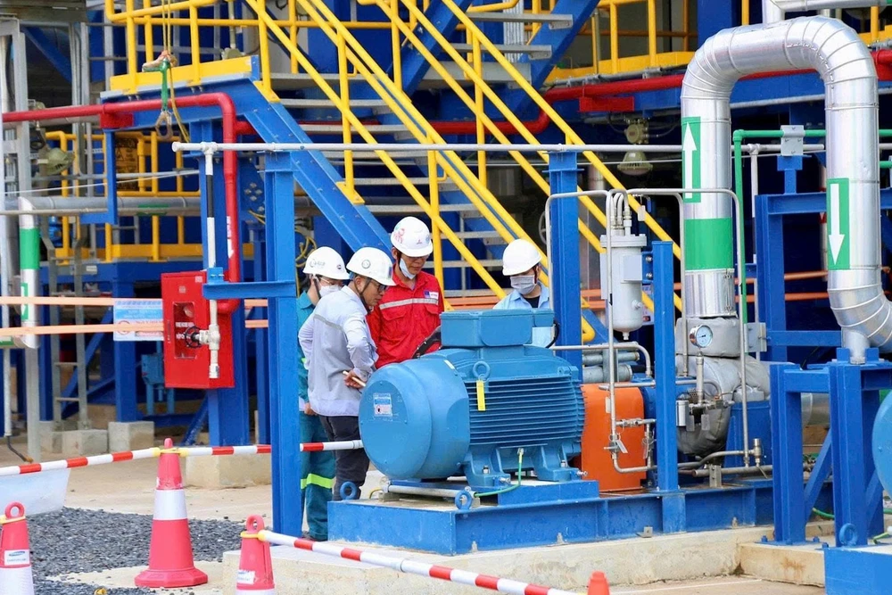 Kiểm tra thiết bị tại Nhà máy điện Nhơn Trạch 3-4.