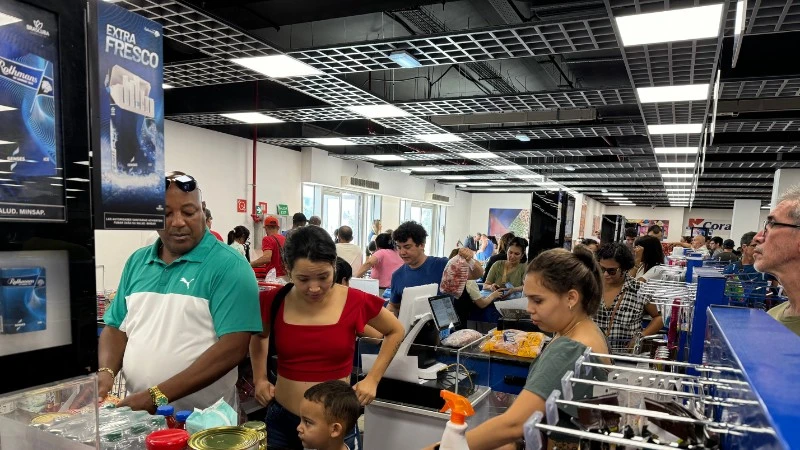 Người dân xếp hàng chờ thanh toán tại một quấy thu ngân ở Siêu thị 70 y 3, một siêu thị thí điểm của Nhà nước thành toán bằng đồng USD, ở thủ đô La Habana. Ảnh: TTXVN