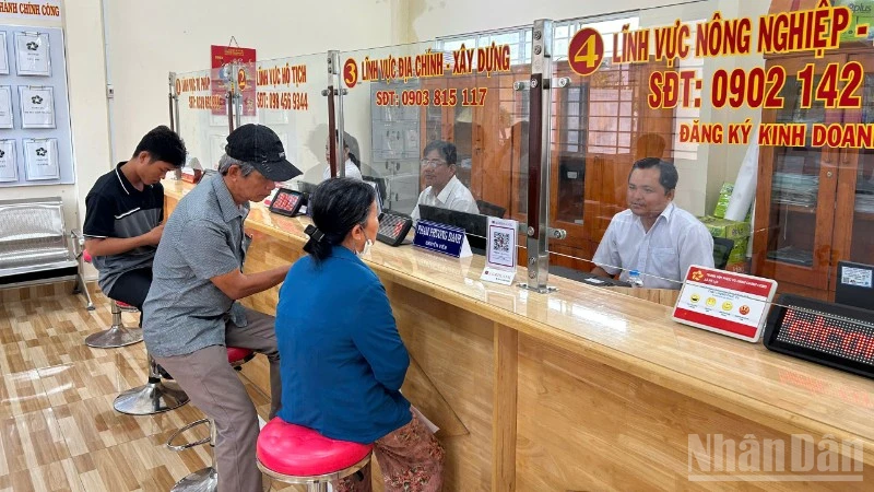 Người dân đến Trung tâm Phục vụ hành chính công xã Mỹ Lợi làm hồ sơ, giấy tờ. (Ảnh SỰ-AN)