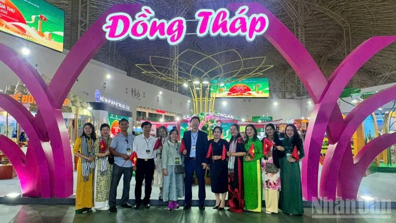 Gian hàng của tỉnh Đồng Tháp tại Hội chợ Mùa Thu lần thứ nhất - 2025.