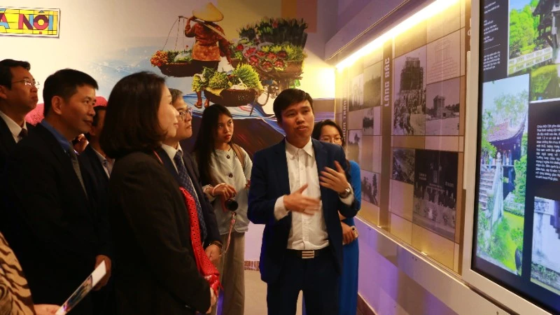 Các đại biểu tham quan, trải nghiệm di sản Hà Nội qua công nghệ hiện đại.