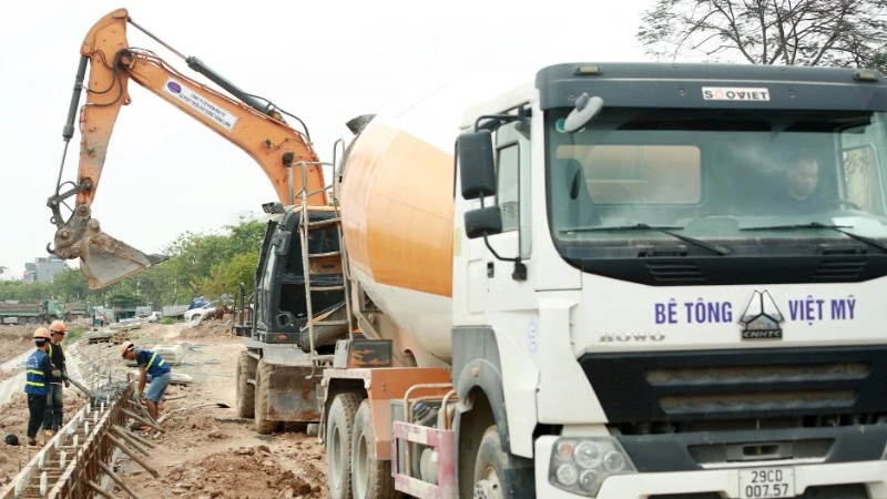 Nhà thầu đang khẩn trương thi công hồ điều hòa Cự Khối. (Ảnh: Hùng Thái)