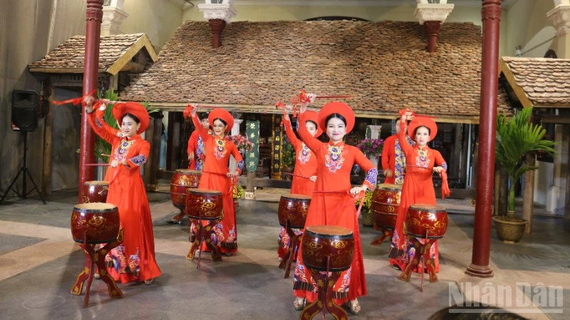 Các nghệ sĩ đem đến tiết mục trống hội đầy sôi động.