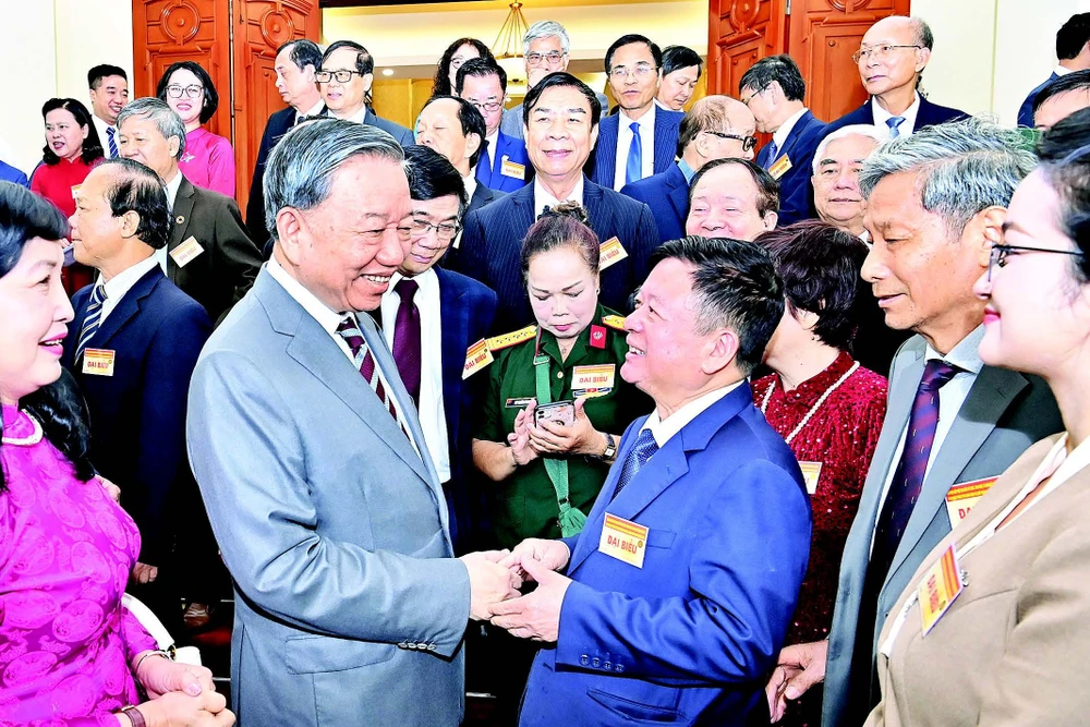 Tổng Bí thư Tô Lâm với các đại biểu trí thức, nhà khoa học, văn nghệ sĩ, ngày 6/8/2025. (Ảnh ĐĂNG KHOA)