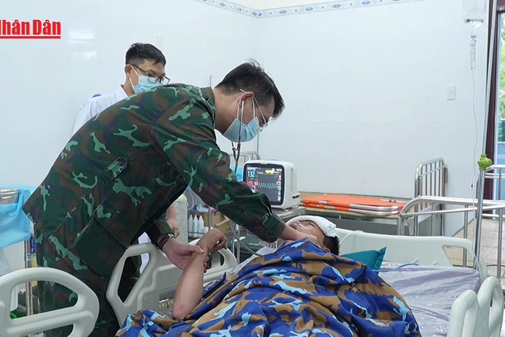 [Video] Đưa bệnh nhân nguy kịch về đất liền điều trị bằng trực thăng 