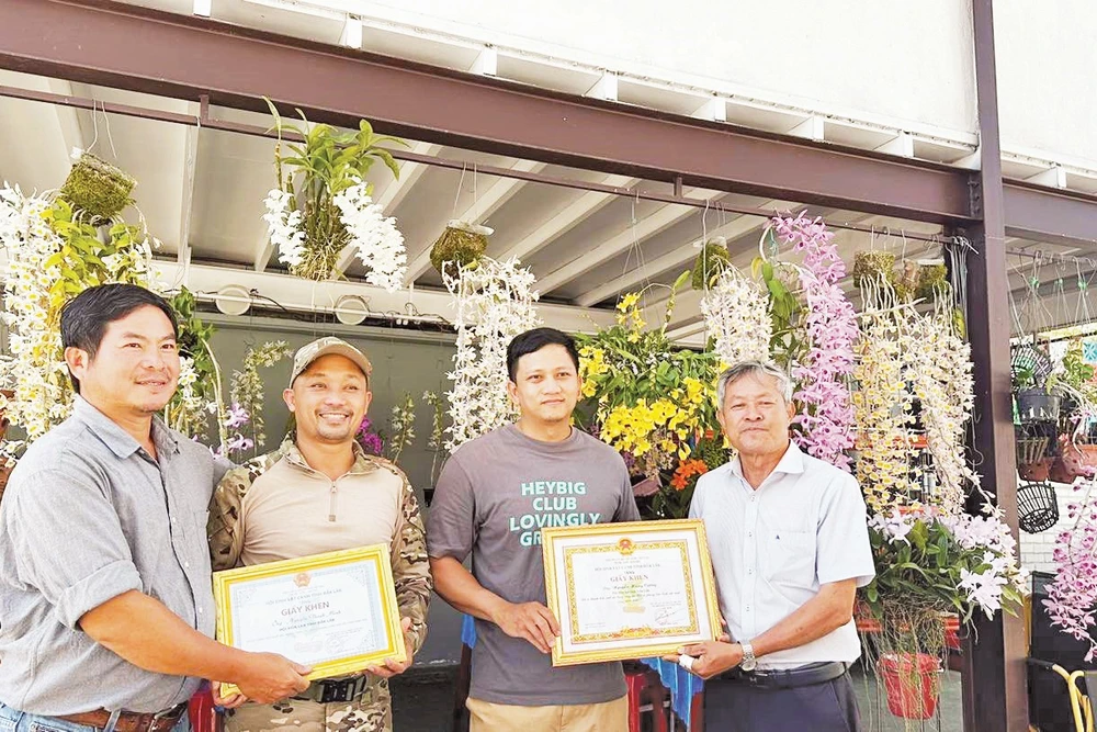 Anh Nguyễn Thanh Minh (thứ hai, trái sang). Ảnh: NVCC