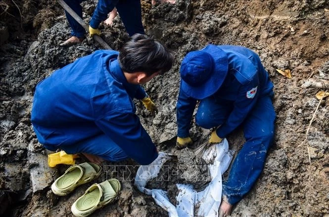 Hài cốt liệt sĩ được Đội K91 (Bộ Chỉ huy Quân sự tỉnh Đồng Tháp) tìm thấy trên địa bàn xã Phú Hựu. Ảnh: TTXVN