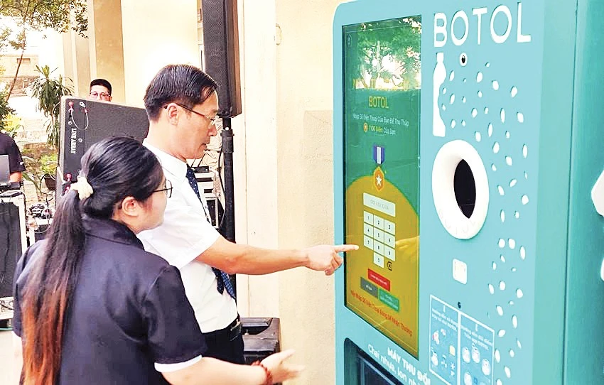 Người dân trải nghiệm sử dụng máy Đặt cọc - Hoàn trả. 