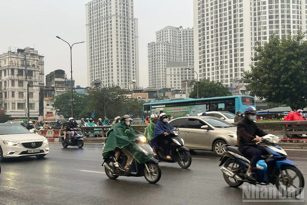 Dự báo khu vực Hà Nội sáng có mưa, mưa rào, trời rét. (Ảnh minh họa: Đ.T)