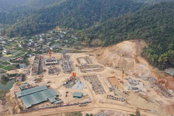 Trên công trường, các hạng mục lớp học, phòng ở của học sinh Trường liên cấp Thanh Nưa đang được thi công đồng thời, bảo đảm tiến độ và chất lượng.