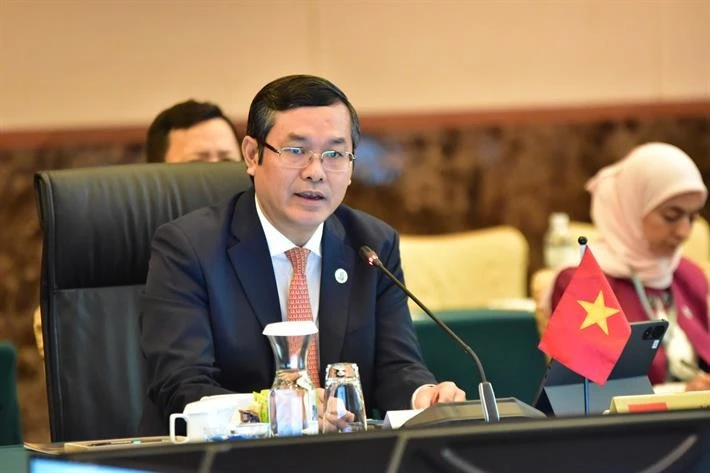 El viceministro de Educación y Formación de Vietnam Nguyen Van Phuc habla en el evento.