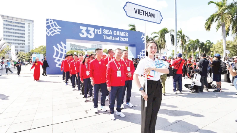 Flag-raising ceremony of the Viet Nam sports delegation at SEA Games 33 on December 8.