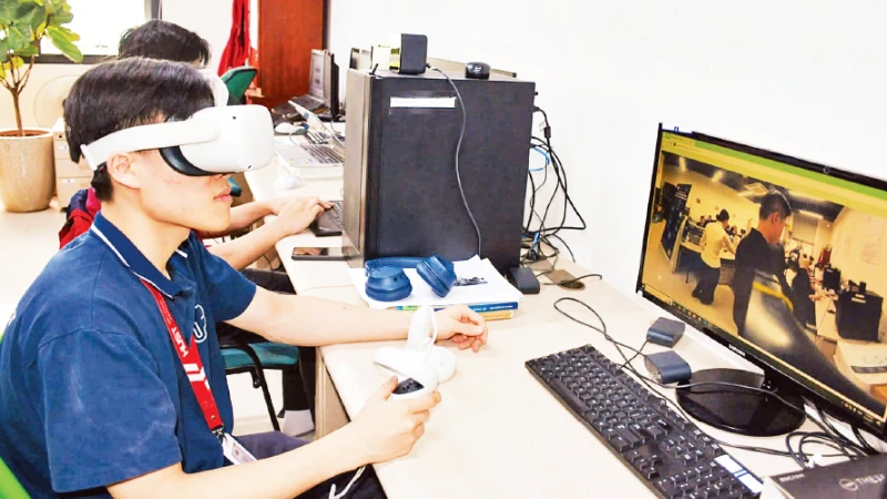 Students of Ha Noi University of Science and Technology participate in a virtual reality demonstration class. (Photo: TRUONG HUONG)