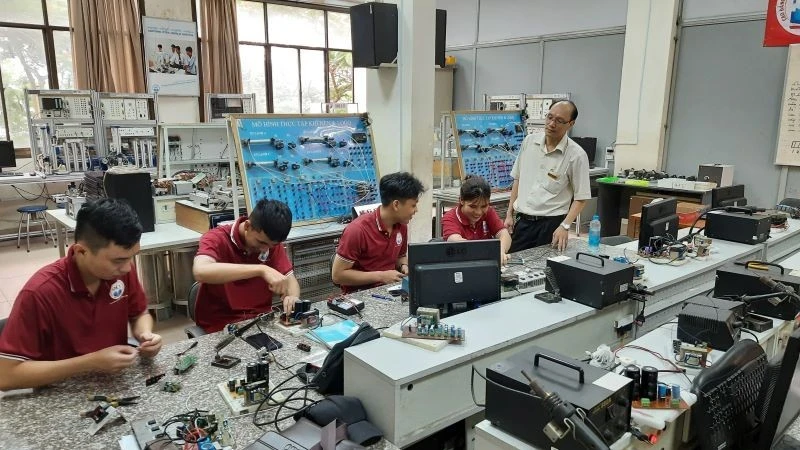 Electronics training at Ho Chi Minh City Vocational College No. II.