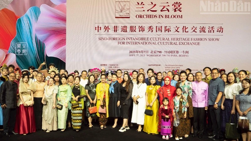 The delegates attend the programme.