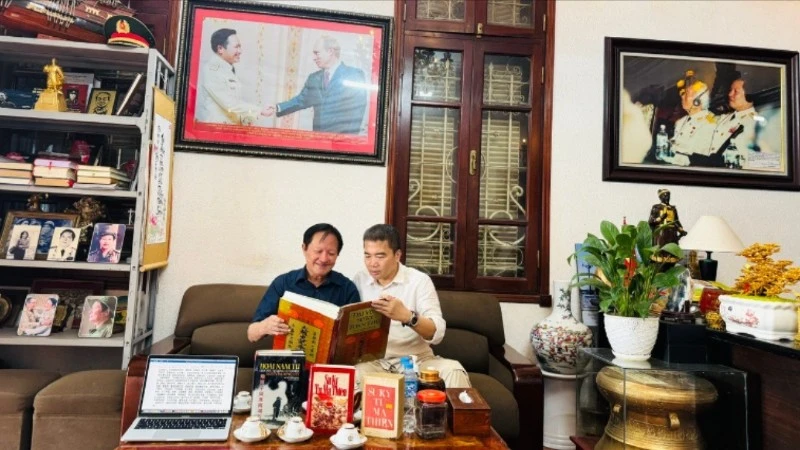 General, Academician, Doctor, and Hero of the People's Armed Forces Nguyen Huy Hieu (left) and engineer Vu Dinh Thanh study historical documents. (Photo: Provided by the characters)