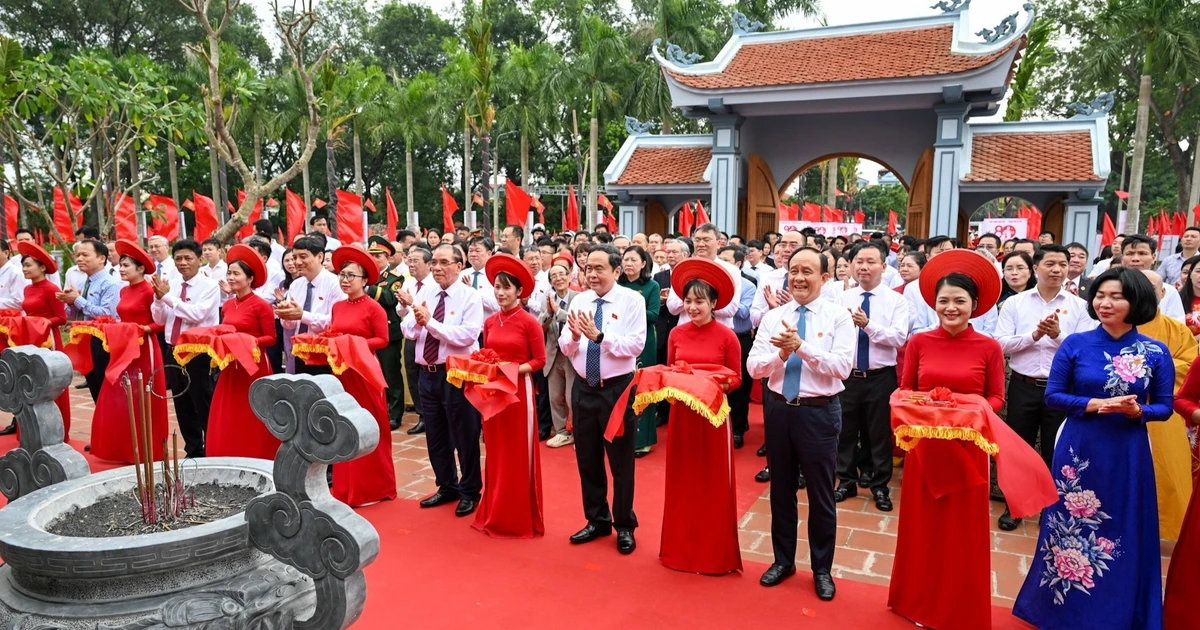 El máximo legislador de Vietnam, Tran Thanh Man, el ex secretario general del PCV, Nong Duc Manh y los delegados en la ceremonia.