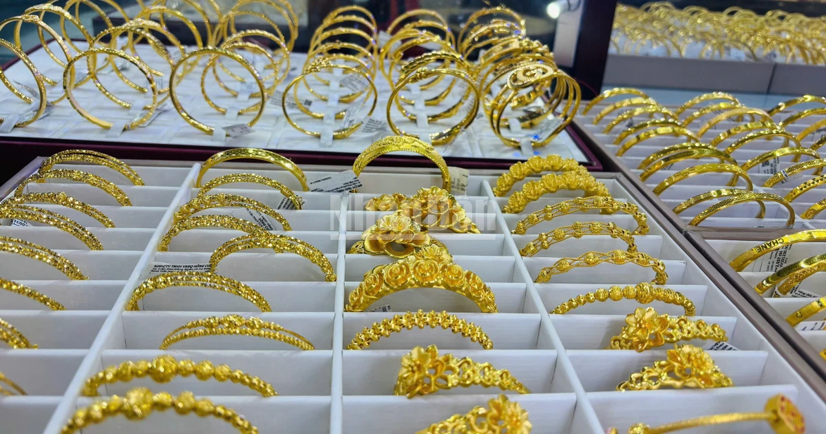 Giá vàng ngày 15/5: Tiếp tục lao dốc, chênh lệch giữa giá vàng trong nước và thế giới giảm xuống 17 triệu đồng/lượng