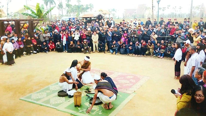 Dẳng dai "món nợ bắt chồng