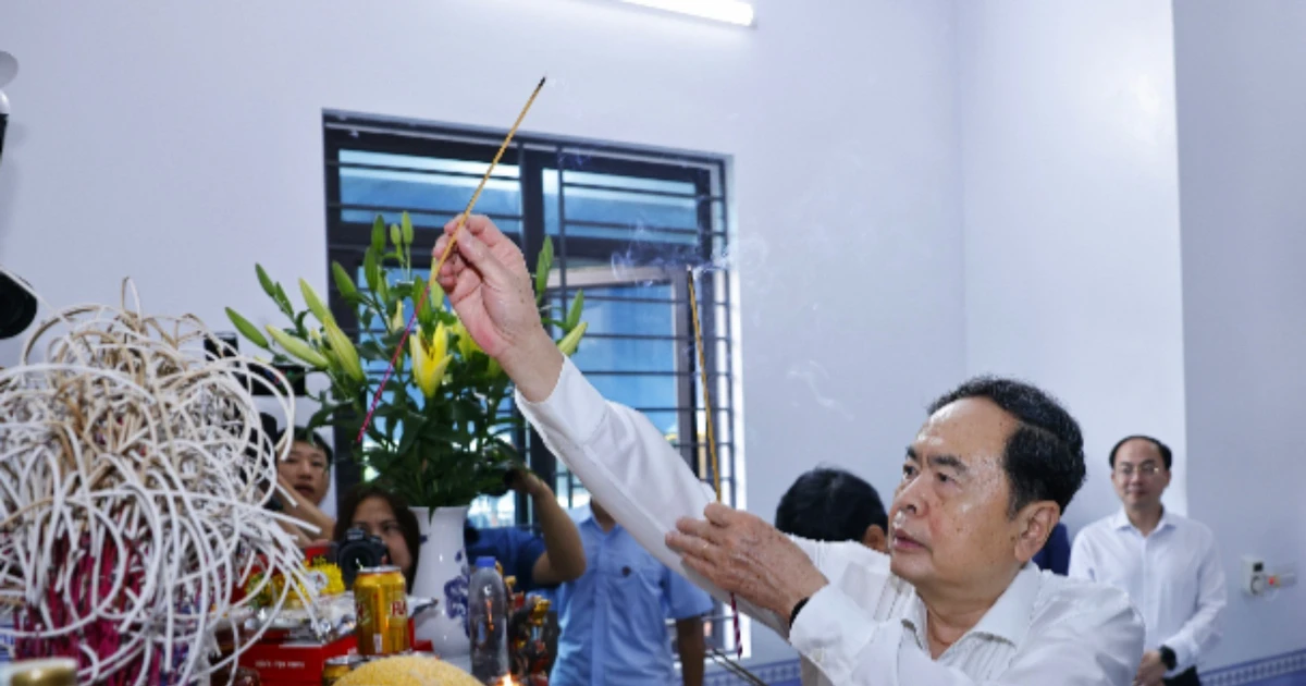 El presidente de la Asamblea Nacional, Tran Thanh Man, ofrece inciensos en homenaje a los mártires que fueron el esposo y el hijo de la madre heroica de Vietnam, Ta Thi Tran.