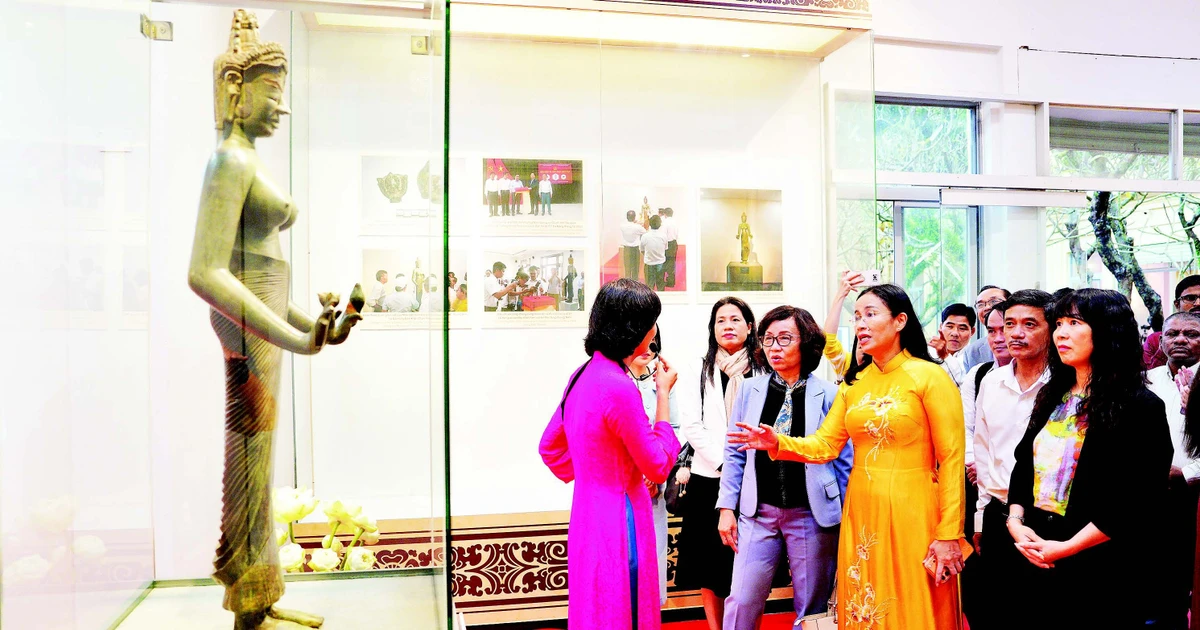 Visitors viewing the original national treasure — the Bodhisattva Tara statue at the exhibition “National Treasures — Heritage within Da Nang.”