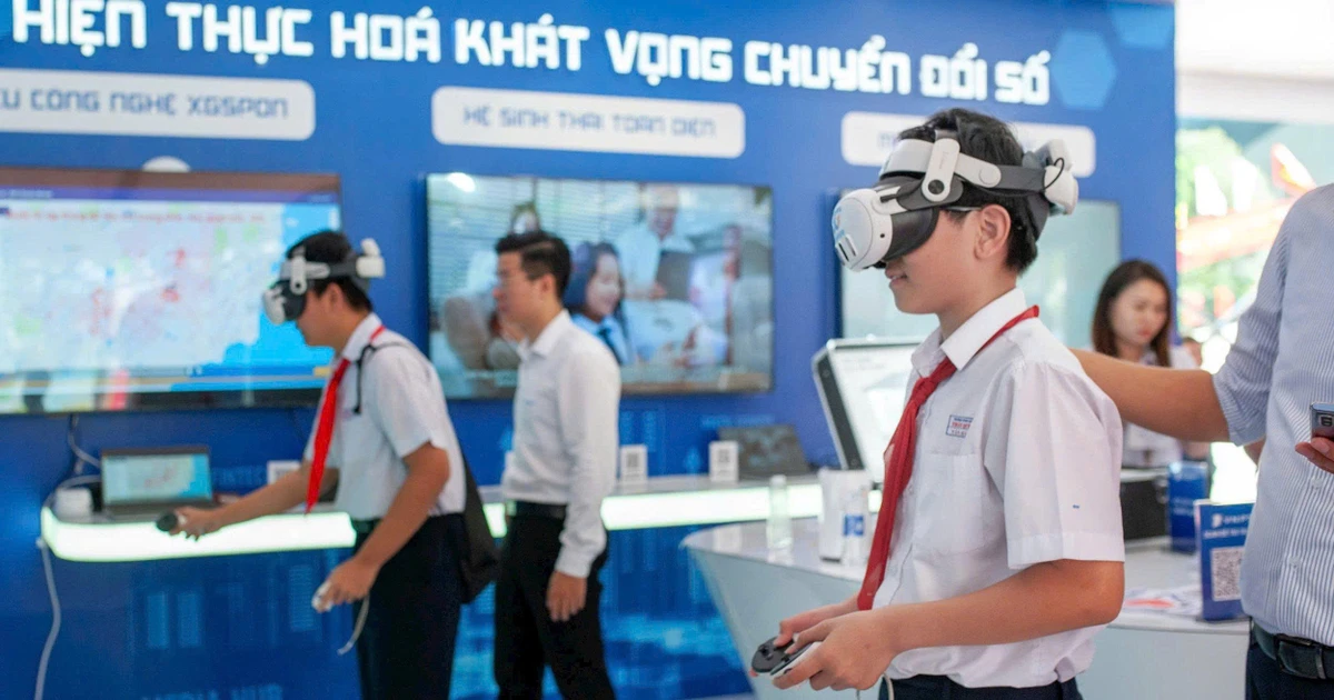 Students experience virtual reality technology at the exhibition “Da Nang - Development and Integration”.