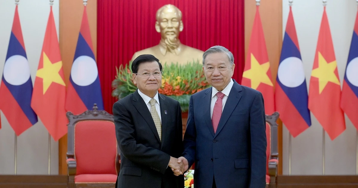 General Secretary To Lam meets with General Secretary and President of Laos Thongloun Sisoulith on the occasion of the opening ceremony for the signing of the UN Convention against Cybercrime, held in Ha Noi. (Photo: DANG KHOA)