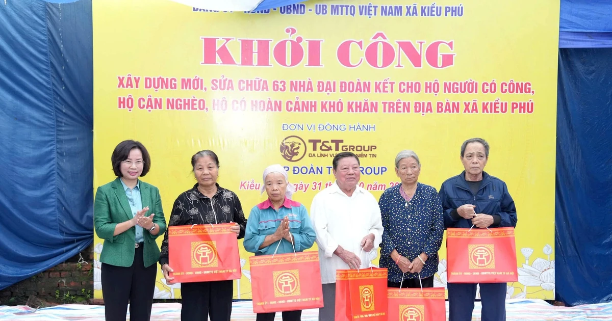 Leaders of the Ha Noi Fatherland Front present gifts to disadvantaged families in Can Thuong Hamlet, Kieu Phu Commune, Ha Noi, October 2025. (Photo: hanoi.gov.vn)
