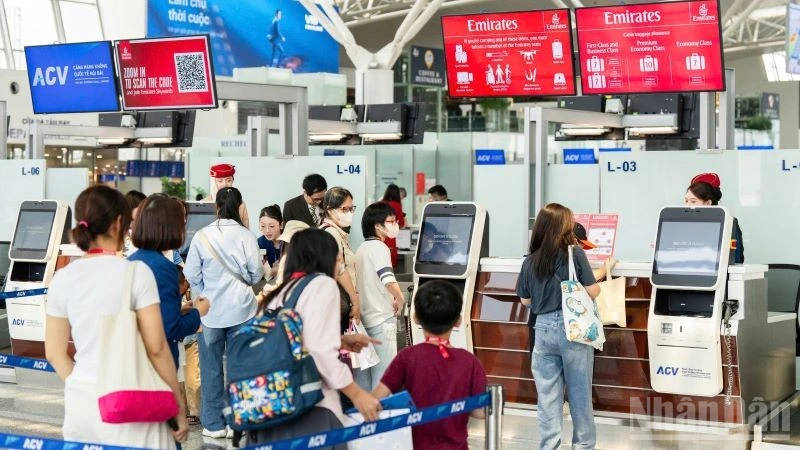 Những vị khách “đặc biệt” lần đầu trải nghiệm quy trình hàng không tại Nội Bài