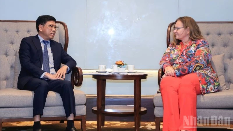 El viceministro de Construcción de Vietnam Nguyen Xuan Sang se reúne con la ministra de Comercio Exterior y Cooperación para el Desarrollo de los Países Bajos, Aukje de Vries.